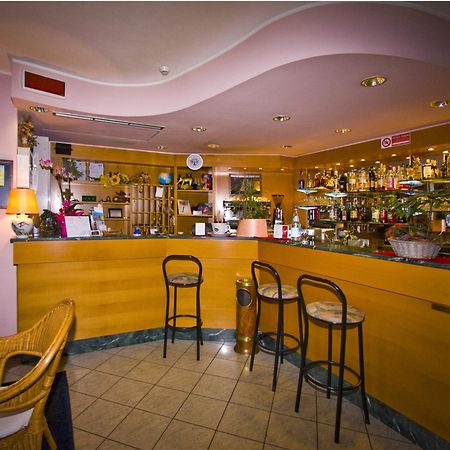 Hotel Il Canneto Porto Ceresio Bagian luar foto