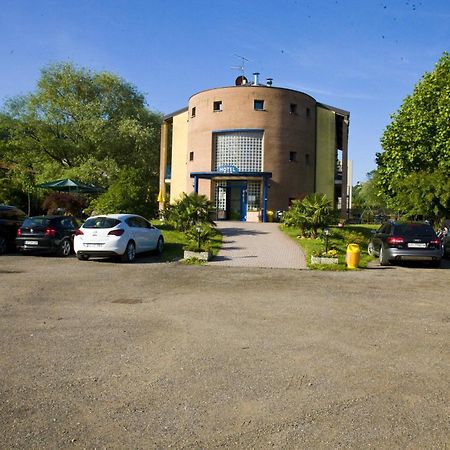 Hotel Il Canneto Porto Ceresio Bagian luar foto