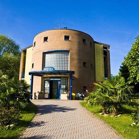Hotel Il Canneto Porto Ceresio Bagian luar foto