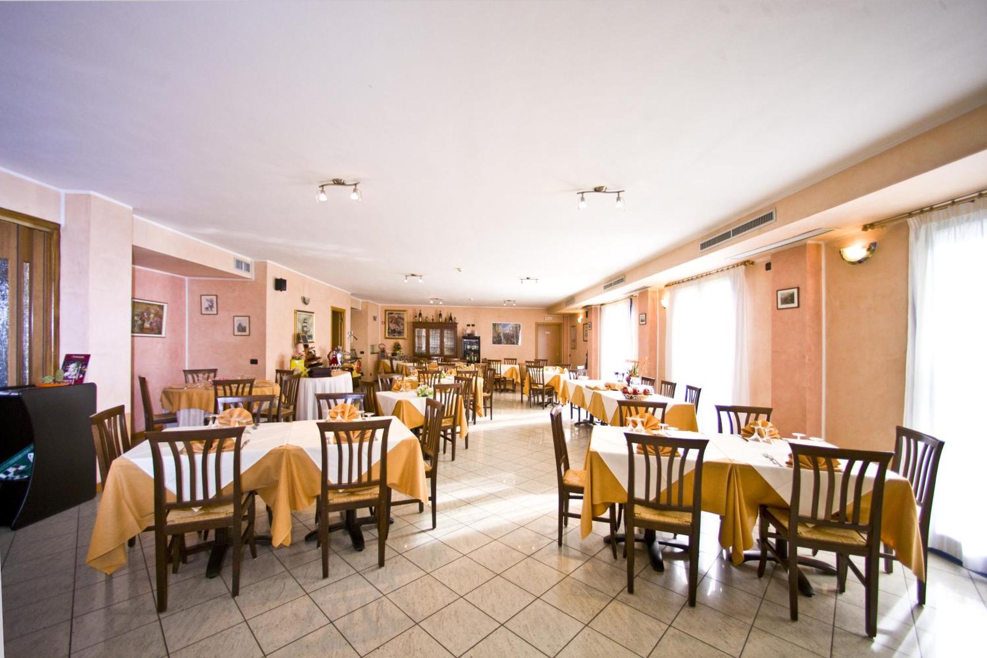 Hotel Il Canneto Porto Ceresio Bagian luar foto
