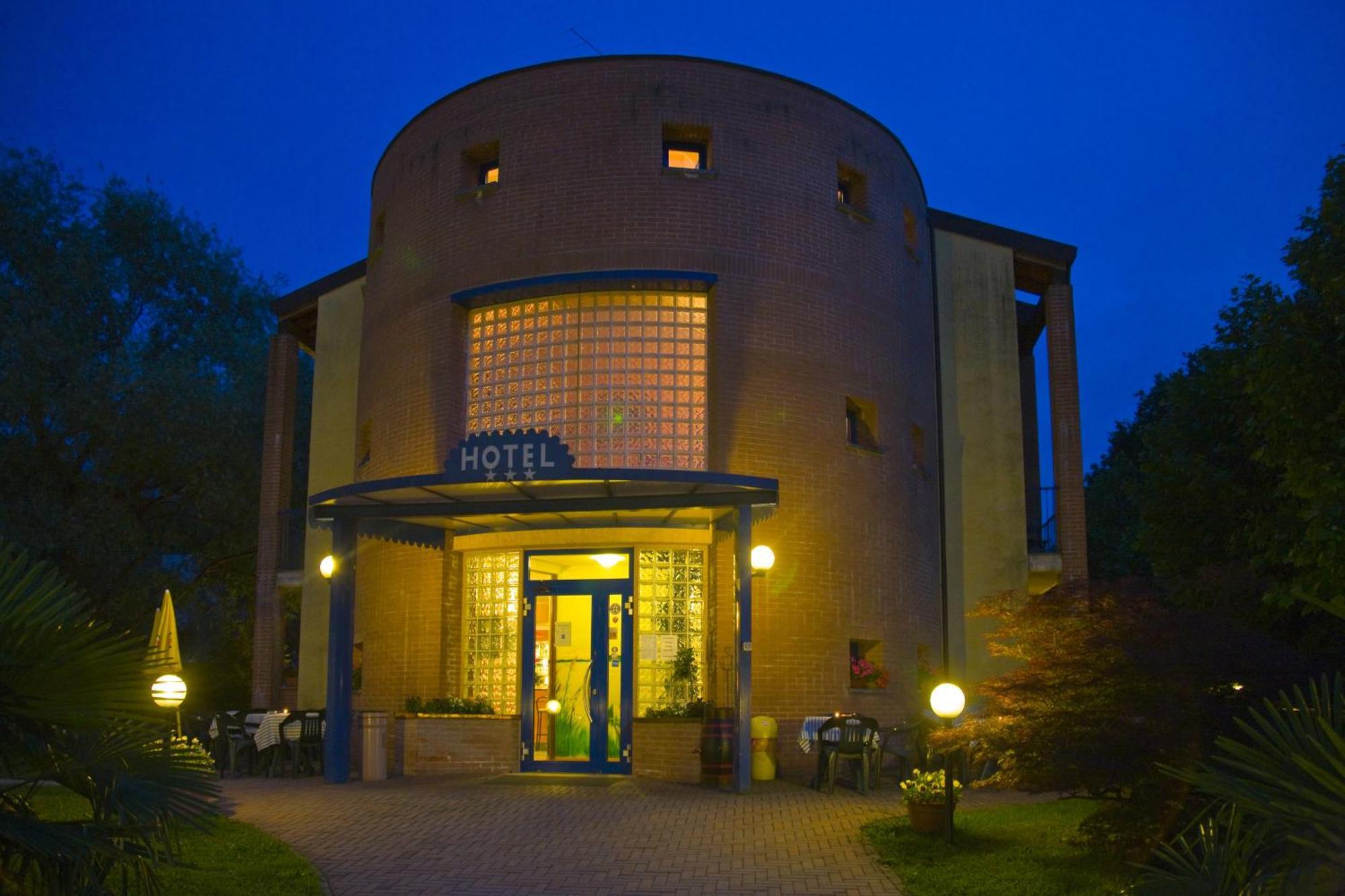 Hotel Il Canneto Porto Ceresio Bagian luar foto