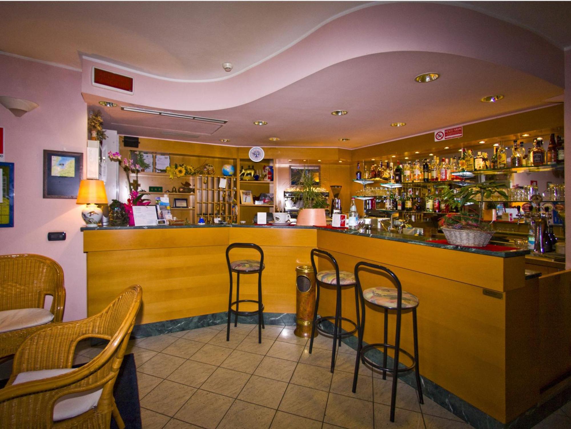 Hotel Il Canneto Porto Ceresio Bagian luar foto