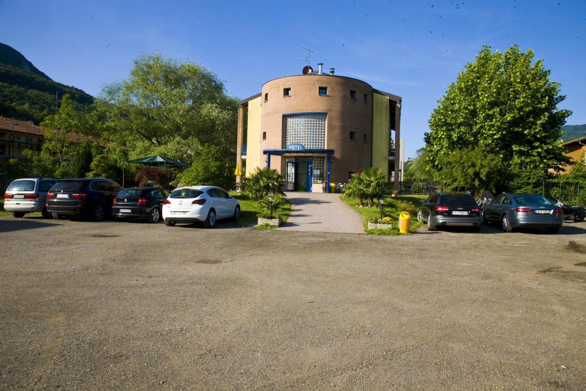 Hotel Il Canneto Porto Ceresio Bagian luar foto