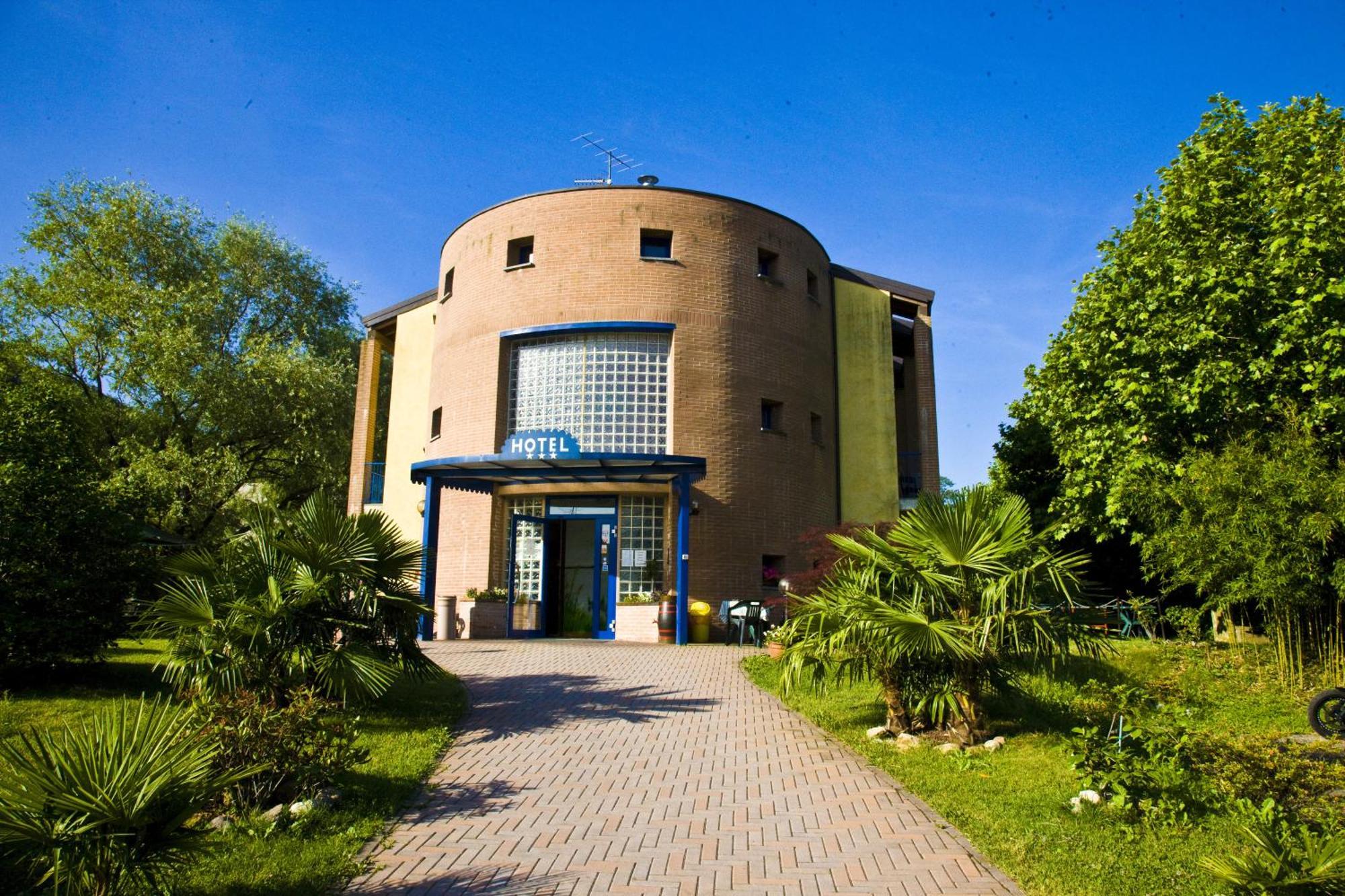 Hotel Il Canneto Porto Ceresio Bagian luar foto