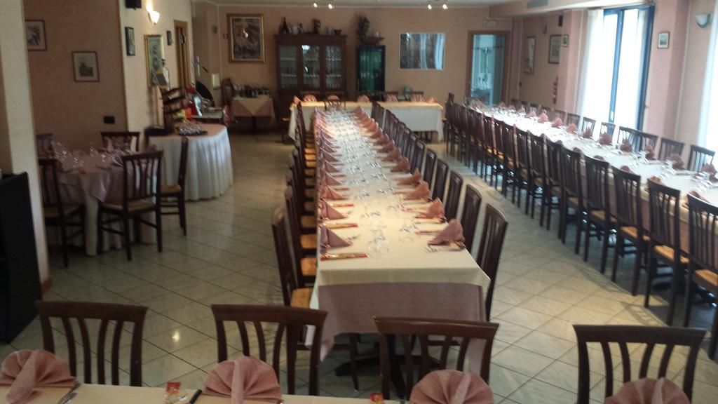 Hotel Il Canneto Porto Ceresio Bagian luar foto