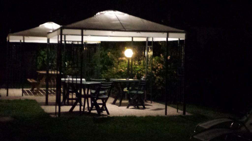 Hotel Il Canneto Porto Ceresio Bagian luar foto