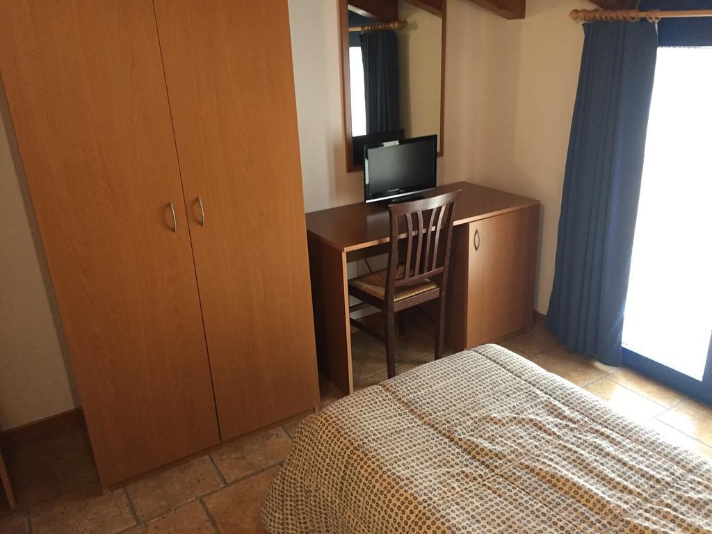 Hotel Il Canneto Porto Ceresio Bagian luar foto