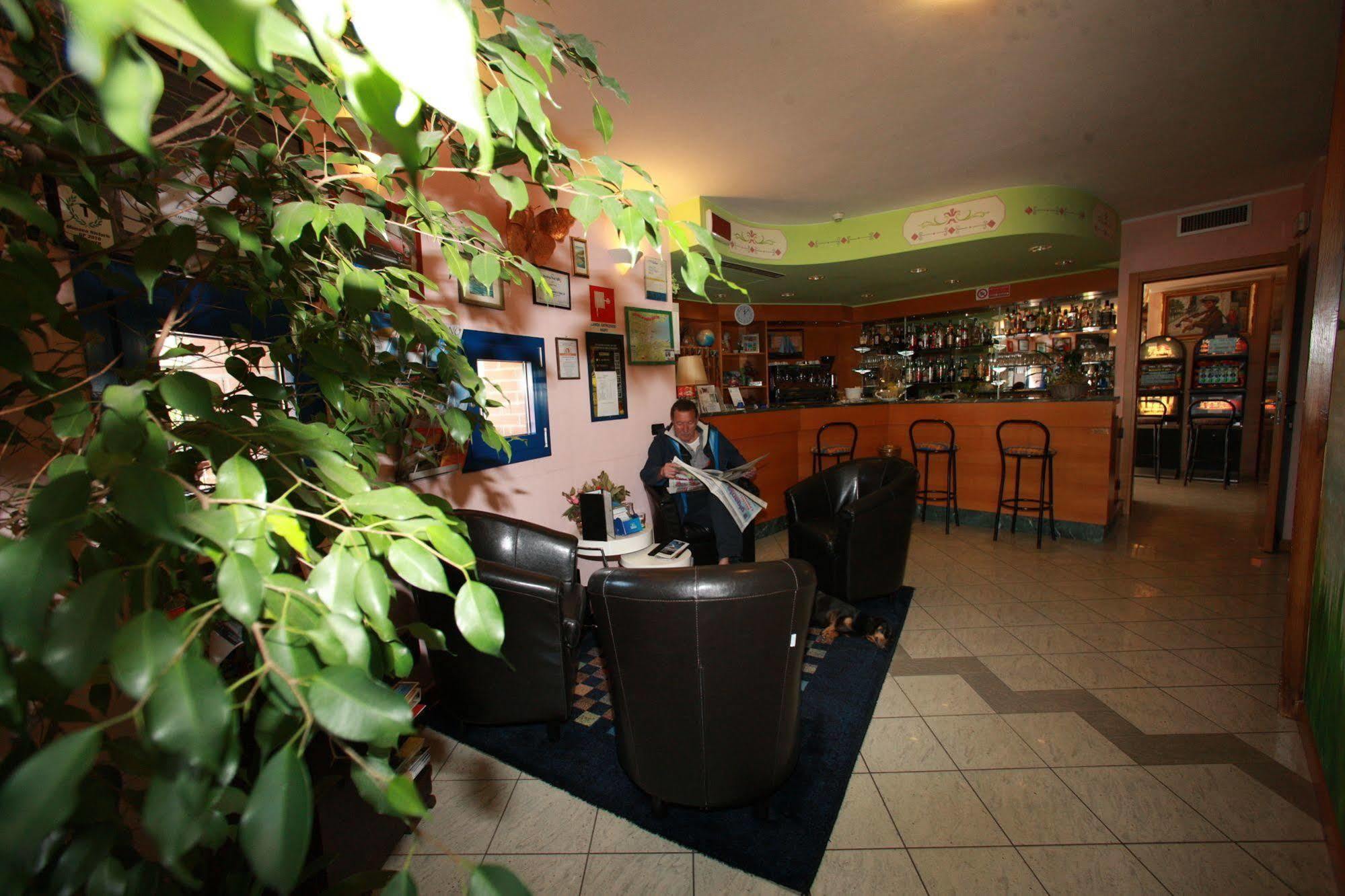 Hotel Il Canneto Porto Ceresio Bagian luar foto