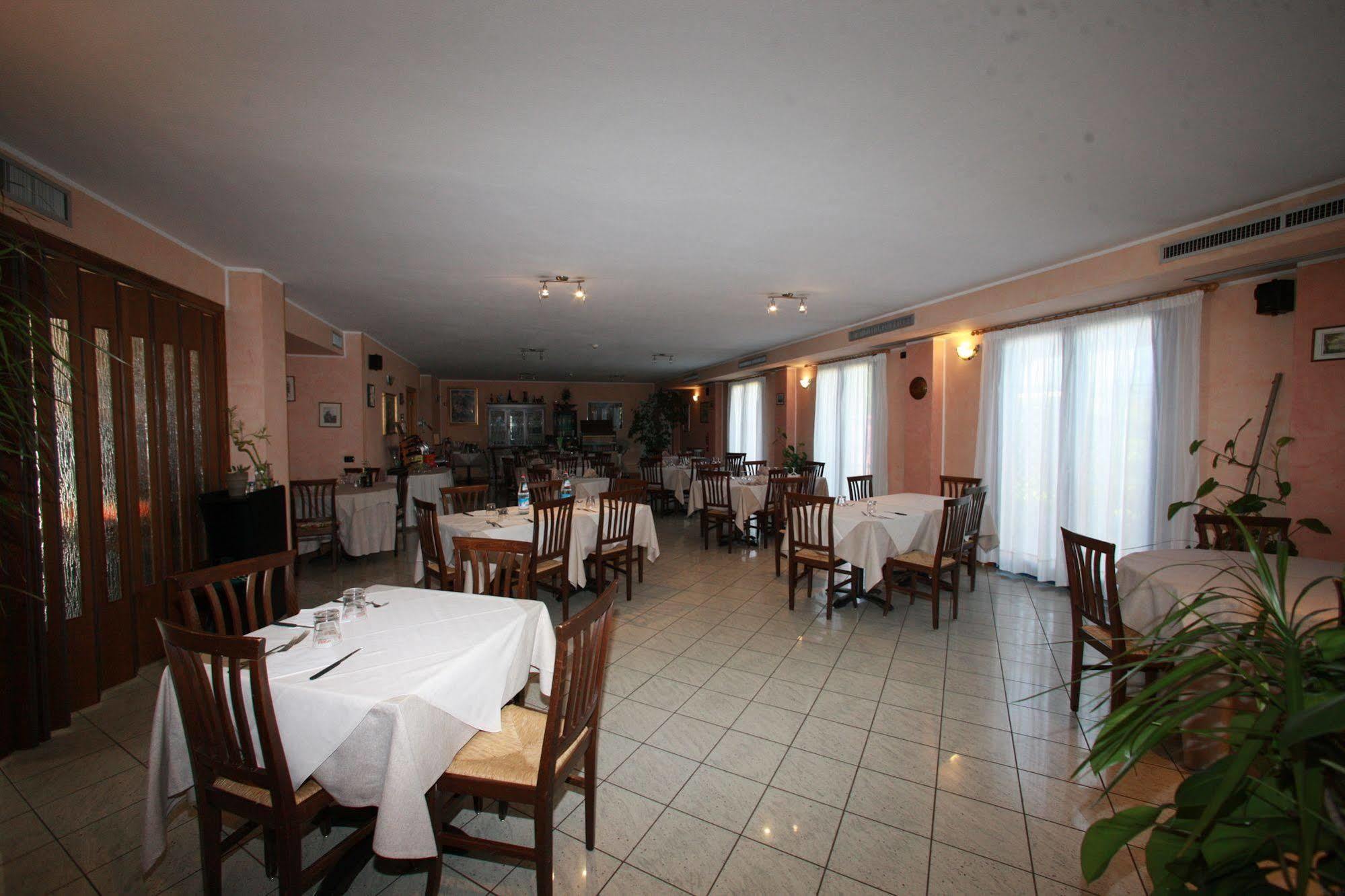 Hotel Il Canneto Porto Ceresio Bagian luar foto