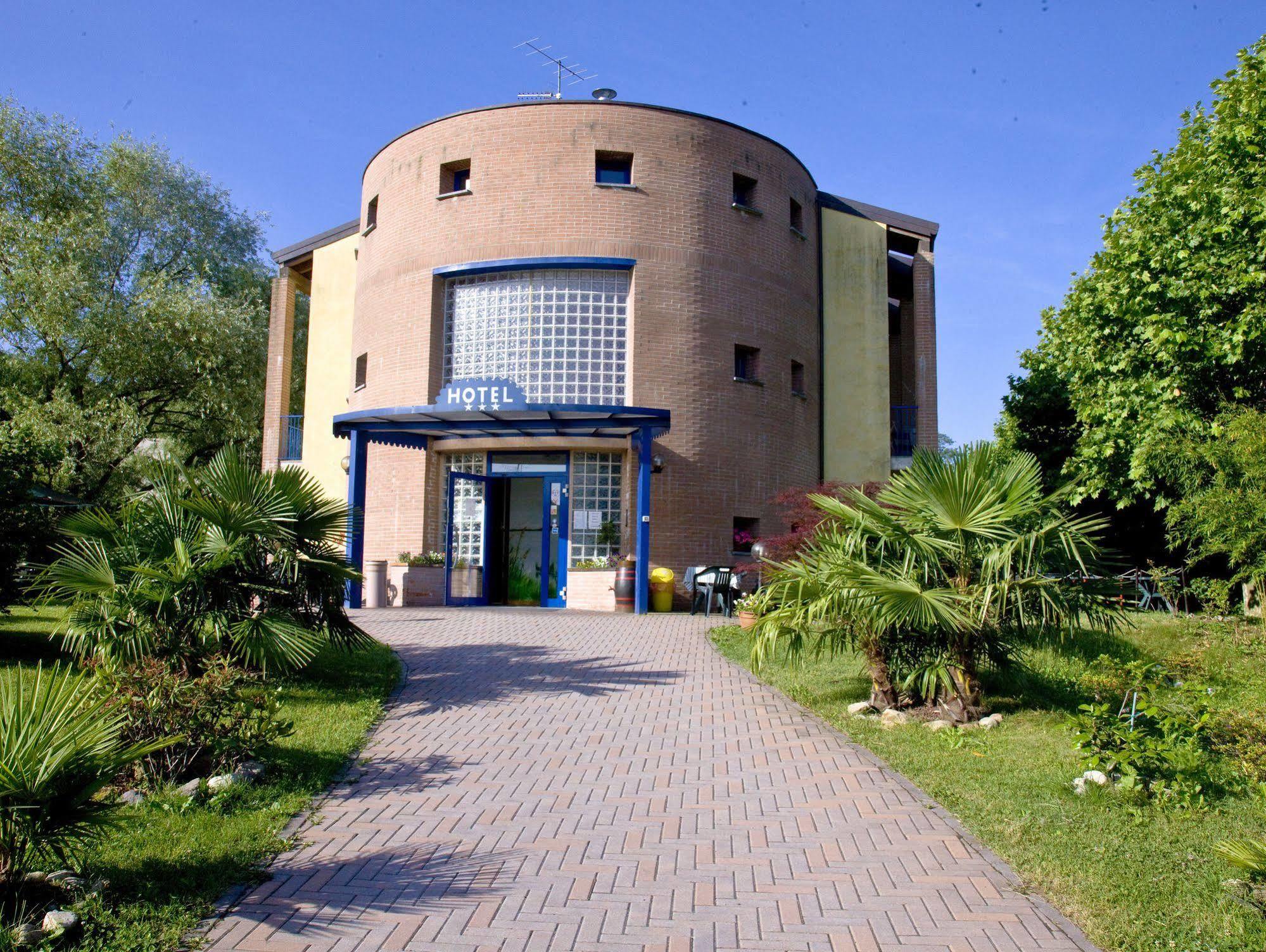 Hotel Il Canneto Porto Ceresio Bagian luar foto