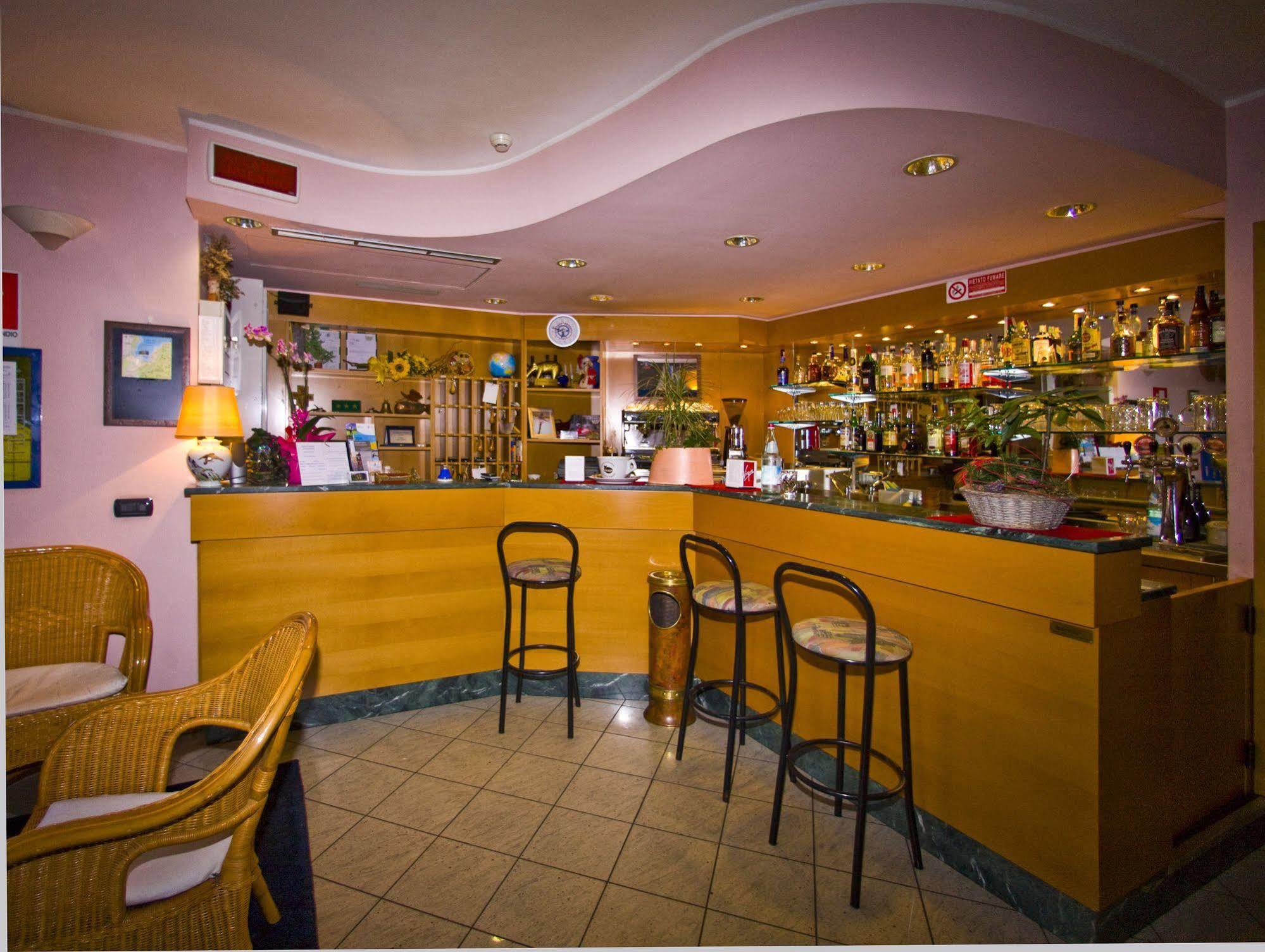 Hotel Il Canneto Porto Ceresio Bagian luar foto