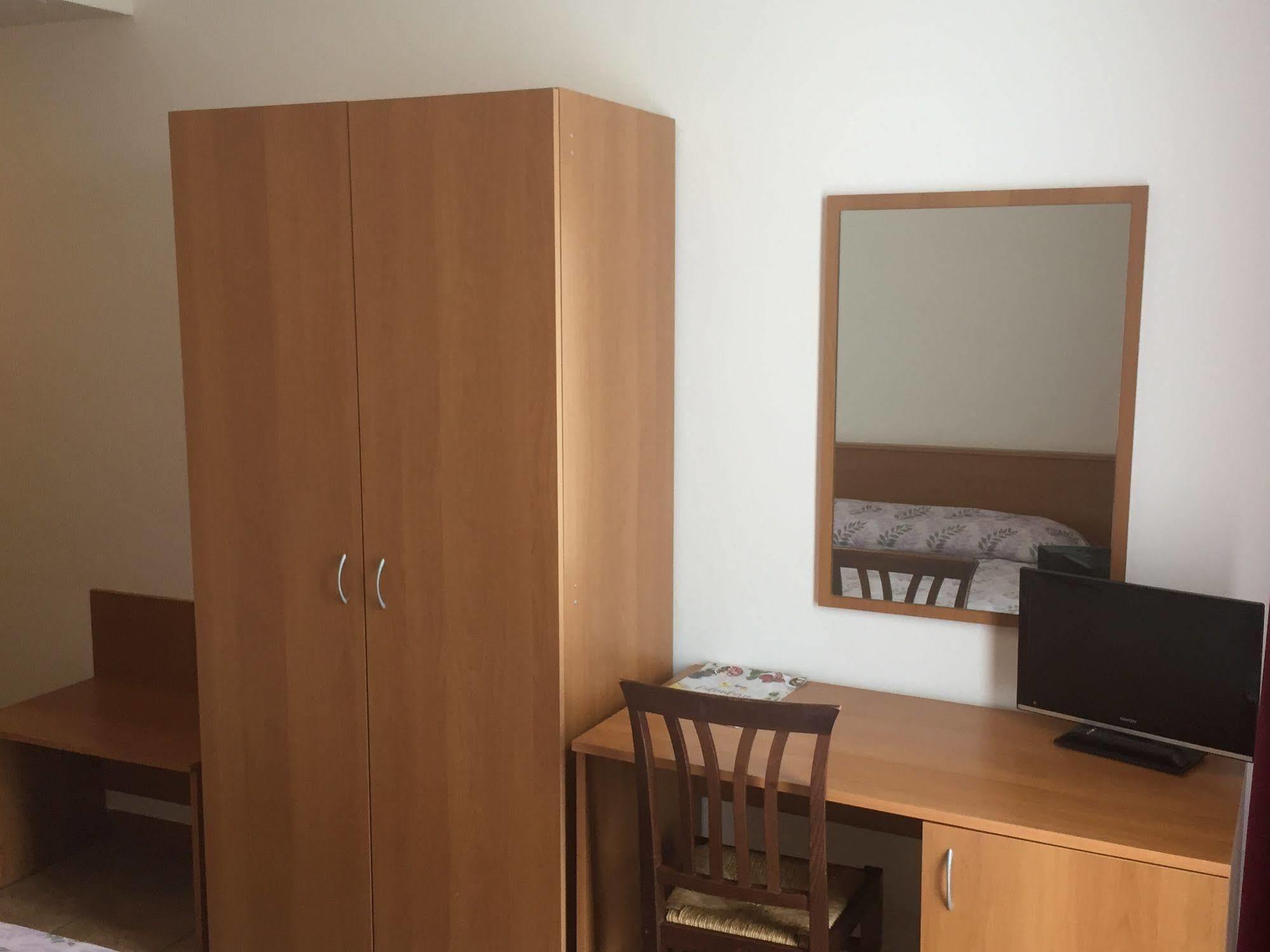 Hotel Il Canneto Porto Ceresio Bagian luar foto
