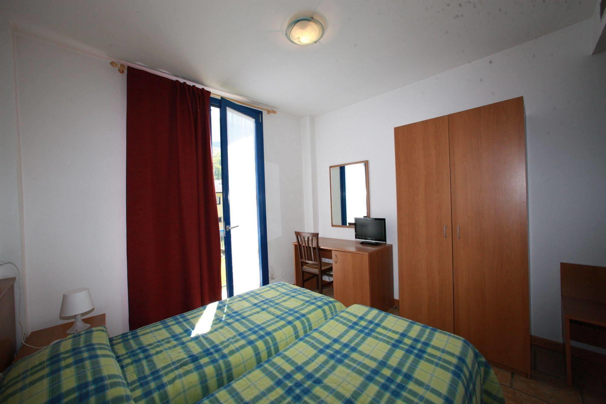 Hotel Il Canneto Porto Ceresio Bagian luar foto