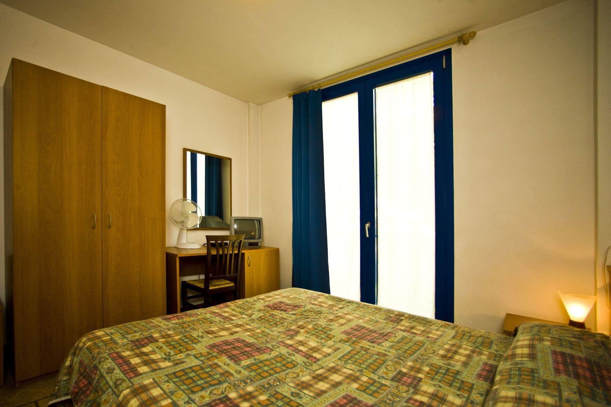 Hotel Il Canneto Porto Ceresio Bagian luar foto