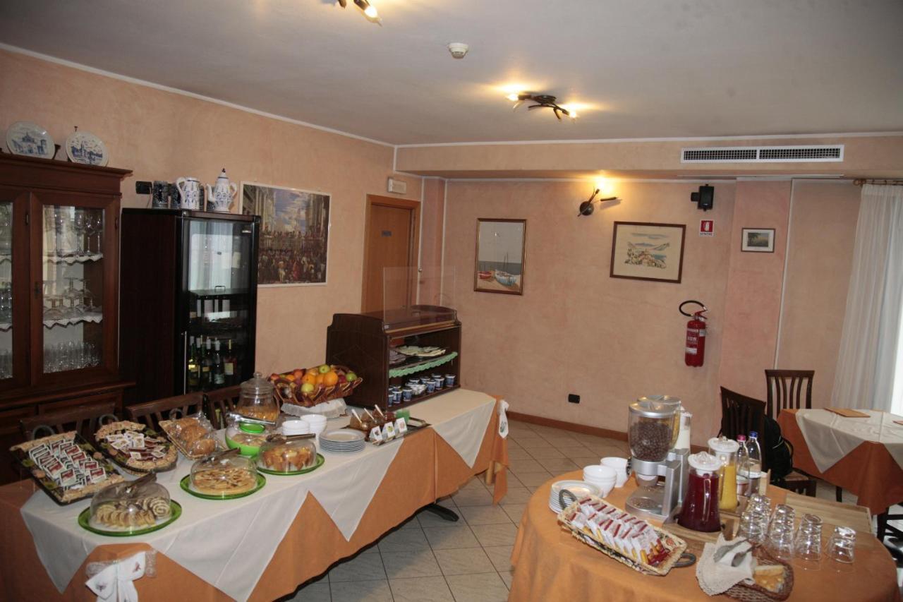 Hotel Il Canneto Porto Ceresio Bagian luar foto