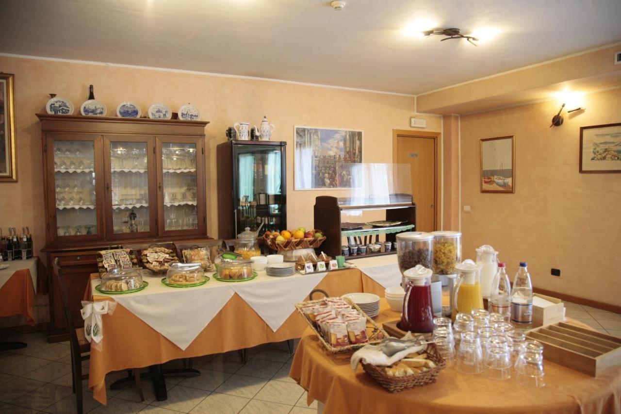 Hotel Il Canneto Porto Ceresio Bagian luar foto