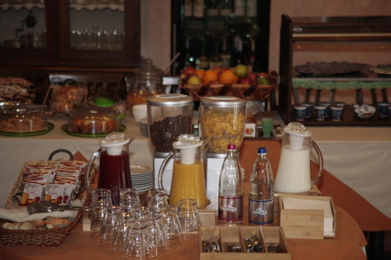 Hotel Il Canneto Porto Ceresio Bagian luar foto