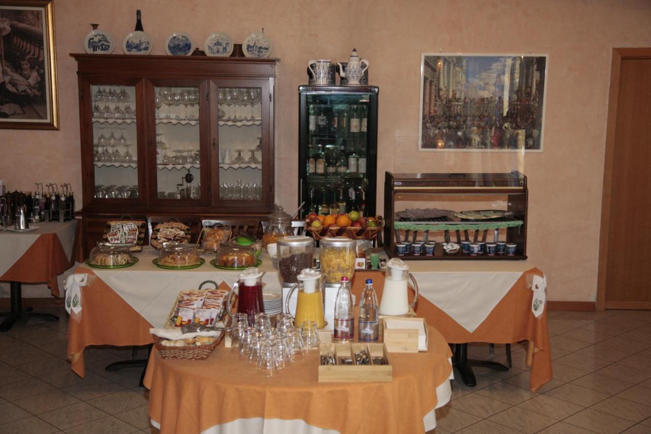 Hotel Il Canneto Porto Ceresio Bagian luar foto