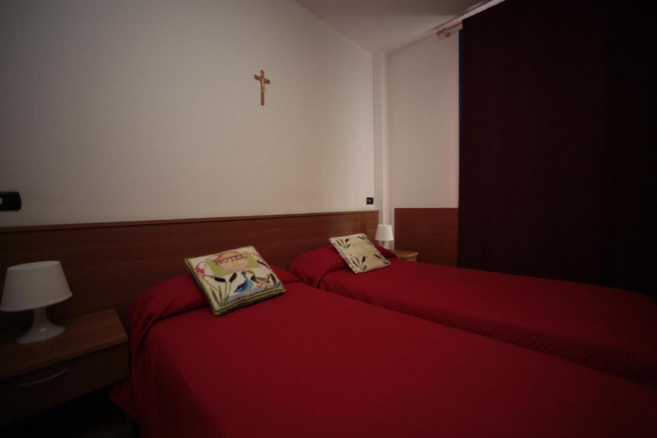 Hotel Il Canneto Porto Ceresio Bagian luar foto